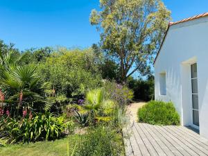 Au cœur de Trégastel, noyée dans la végétation