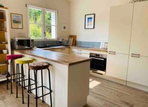 Au cœur de Trégastel, noyée dans la végétation