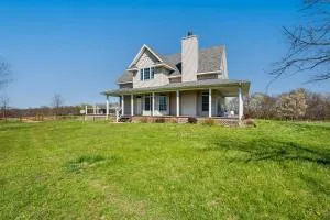 Fire Pit and Gazebo Rural Warrensburg Getaway! - Lexington