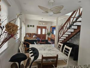 Casa com Piscina em Ubatuba a 250 metros da Praia do Lazaro - Casa do Lázaro