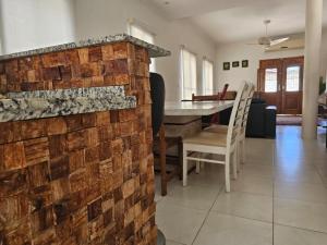 Casa com Piscina em Ubatuba a 250 metros da Praia do Lazaro - Casa do Lázaro