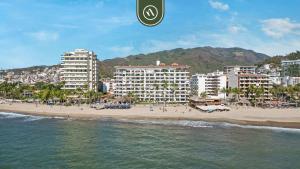 Beachfront 2 BR Condo in Romantic Zone - Roof Pool