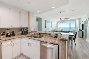 Aqua 403 - Free Beach Chairs! IndoorOutdoor Pool!