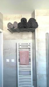 Appartements La Cite Guillemaud 1930, parking, balcon et wifi : photos des chambres