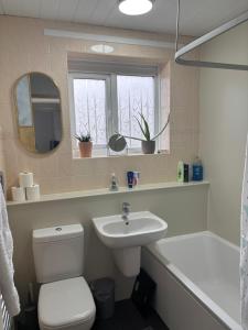 Spacious comfy flat near Airport and Altrincham