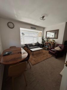 Spacious comfy flat near Airport and Altrincham