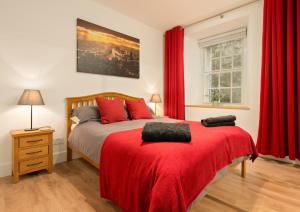 Heart of Edinburghs Historic Old Town - Blair Street - Sleeps 6