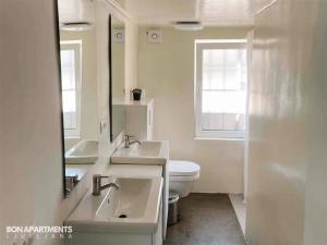 Huge BBQ Garden 1, Basement app Two Bathrooms, AC, Free Parking