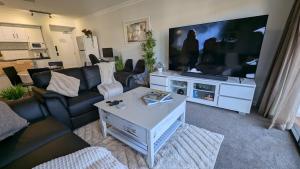 City Apartment 2xfree parking - Pool - Gym Wi-Fi