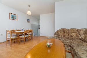 Apartments and rooms with parking space Podgora, Makarska - 23916