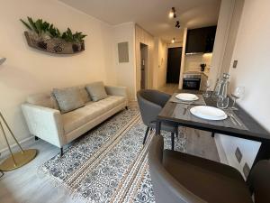 HOM I Nuevo Depto 1D1B Nunoa 2PAX Metro PlazaEgana