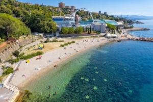 Apartments with parking space Rijeka - 23345