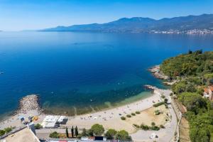 Apartments with parking space Rijeka - 23345