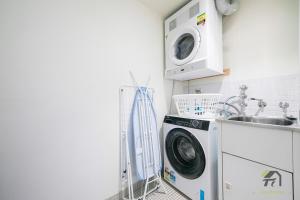 Luxury Apartment with 3 Rooms, 3 Bathrooms, and 2 Parking Spaces at Darling Harbour & Convention Center in Sydney