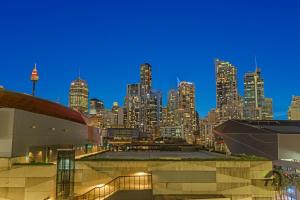 Luxury Apartment with 3 Rooms, 3 Bathrooms, and 2 Parking Spaces at Darling Harbour & Convention Center in Sydney