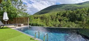 Nature getaway in cottage, hiking, pool, climbing