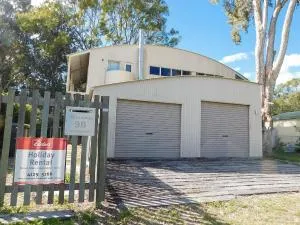 Moorings - Toogoom- Beachfront - 3BR- Aircon - Howard