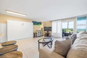 Amazing Beachfront Condo by Pool - Punaluu