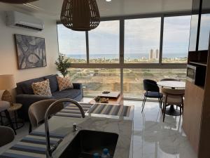 Cima Blanca Apt by Cumbre Blanca con vista al mar y piscina