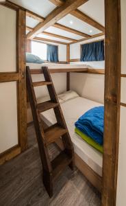 Casa en el árbol con balcón