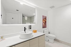 Coastal Luxe Residences - Premium Suites with Pool and Water Views