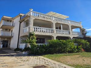 Cozy seafront apartment in Tribunj