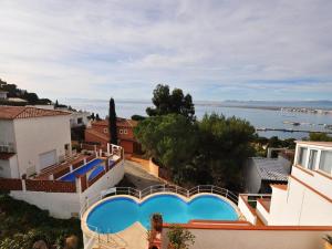 Apartment in Roses with Sea Views & Pool