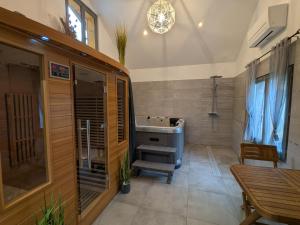 Maisons de vacances Evasion Vosgienne: Chalet de Luxe, Spa, Sauna, Proche Randos et Stations de Ski - FR-1-589-313 : photos des chambres