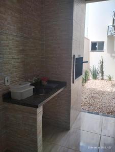 Casa com ar no quarto garagem espaço que cabe uma camionete cozinha completa