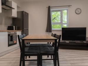 Stunning Modern 2 Bed Flat, with Parking, Near Town