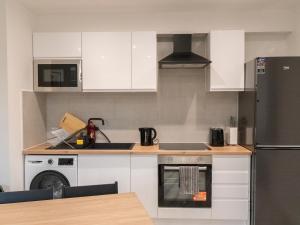 Stunning Modern 2 Bed Flat, with Parking, Near Town