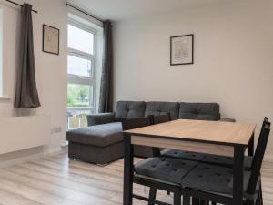 Stunning Modern 2 Bed Flat, with Parking, Near Town