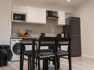 Stunning Modern 2 Bed Flat, with Parking, Near Town