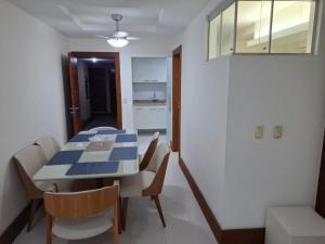 Bonito Apto PÉ NA AREIA aprox 50M da Praia do Forte Cabo Frio confortável aconchegante e bem localizado com 90m2 ar cond nos 2 qtos tv a cabo Premiere Netflix Internet no prédio da lanch Play Gui e rest Vira Verão Pacote de Carnaval 6 dias ou mai