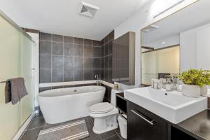 Luxury 2 Bed Downtown Apartment w Breathtaking Views