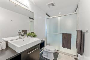 Luxury 2 Bed Downtown Apartment w Breathtaking Views