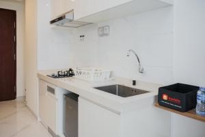 Nice and Elegant Studio Apartment at Sky House BSD By Travelio
