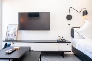 Flamingo 807 - Top Floor Sea Point Apartment with Daily Housekeeping