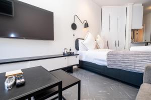 Flamingo 807 - Top Floor Sea Point Apartment with Daily Housekeeping