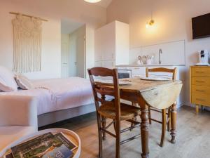 Studio Bohême avec terrasse et parking, à proximité de Planète Sauvage - FR-1-306-1305