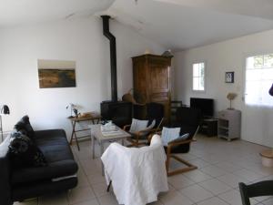 Maisons de vacances Maison confortable a Barbatre pour 4 personnes, proche plage - FR-1-823-150 : photos des chambres