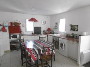 Maisons de vacances Maison mitoyenne confort a Barbatre proche plage, jusqu-a 10 pers - FR-1-823-151 : photos des chambres