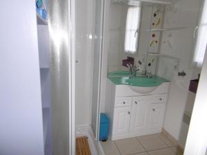 Maisons de vacances Maison mitoyenne confort a Barbatre proche plage, jusqu-a 10 pers - FR-1-823-151 : photos des chambres