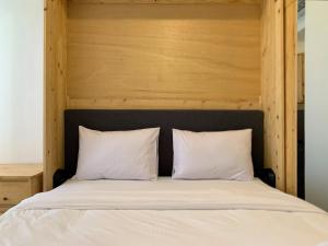 Minimalist Studio Room at Tokyo Riverside PIK 2 Apartment By Travelio