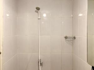 Minimalist Studio Room at Tokyo Riverside PIK 2 Apartment By Travelio