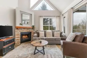 2BR + Loft Mtn View Near Gondola Pool & HT - Pemberton