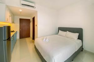 Cozy Studio Room at West Vista Apartment By Travelio