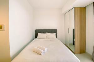 Cozy Studio Room at West Vista Apartment By Travelio