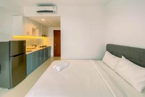 Cozy Studio Room at West Vista Apartment By Travelio