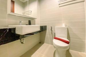 Cozy Studio Room at West Vista Apartment By Travelio